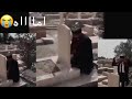 شاب يحتفل بتخرجة عند قبر والدتة ويبكي بكاء هستيري ادعوله ربنا يصبر قلبه