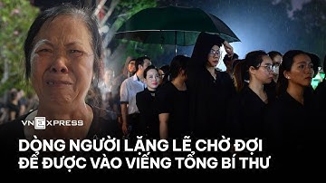 Xúc động cảnh dòng người lặng lẽ xếp hàng vào viếng Tổng Bí thư | VnExpress