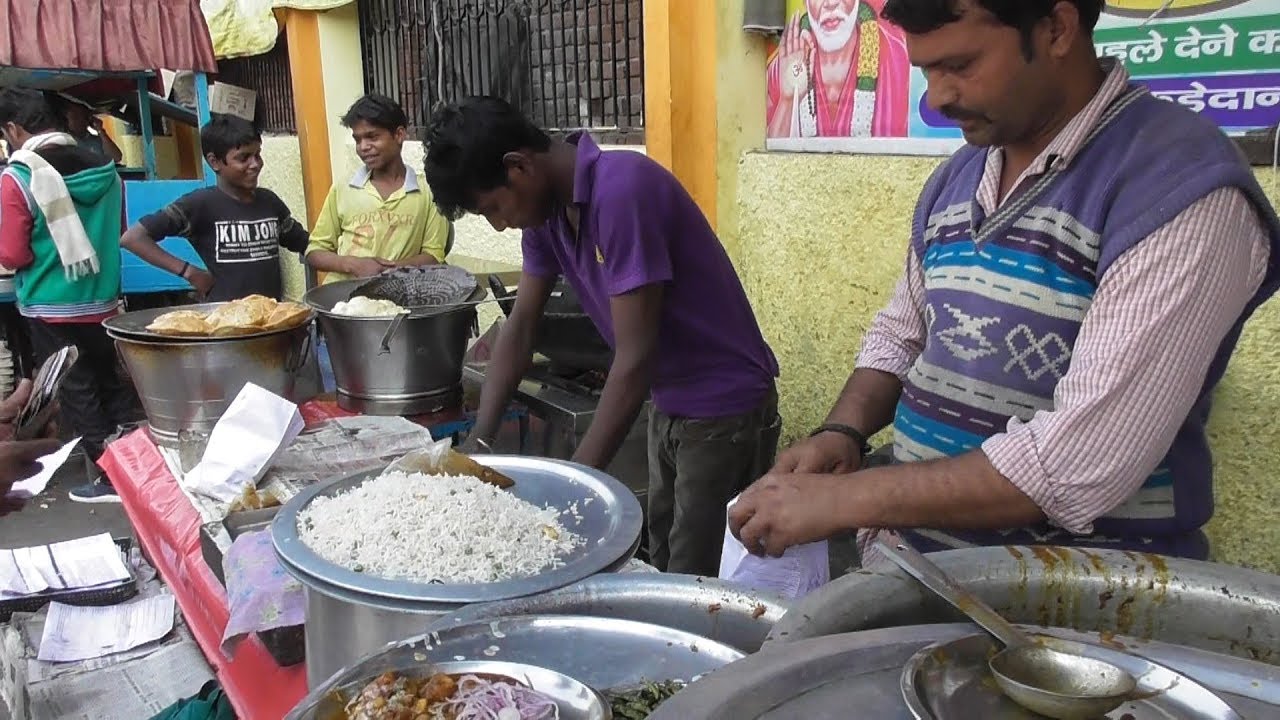 Simple But Healthy Lunch in Lucknow Street - Chole Chawal @ 15 rs Plate Only - Indian Street Food | Indian Food Loves You