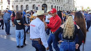 Aquí todo mundo agarra pareja de baile...💃🎵🕺