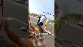 烈日下孕妇突遭事故，交警当场开展紧急救援。由于救援及时，孕妇与胎儿体征平稳。#熱門 #中国