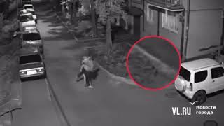 На Борисенко отбиваясь от хулиганов мужчина случайно разбил окно припаркованной машины