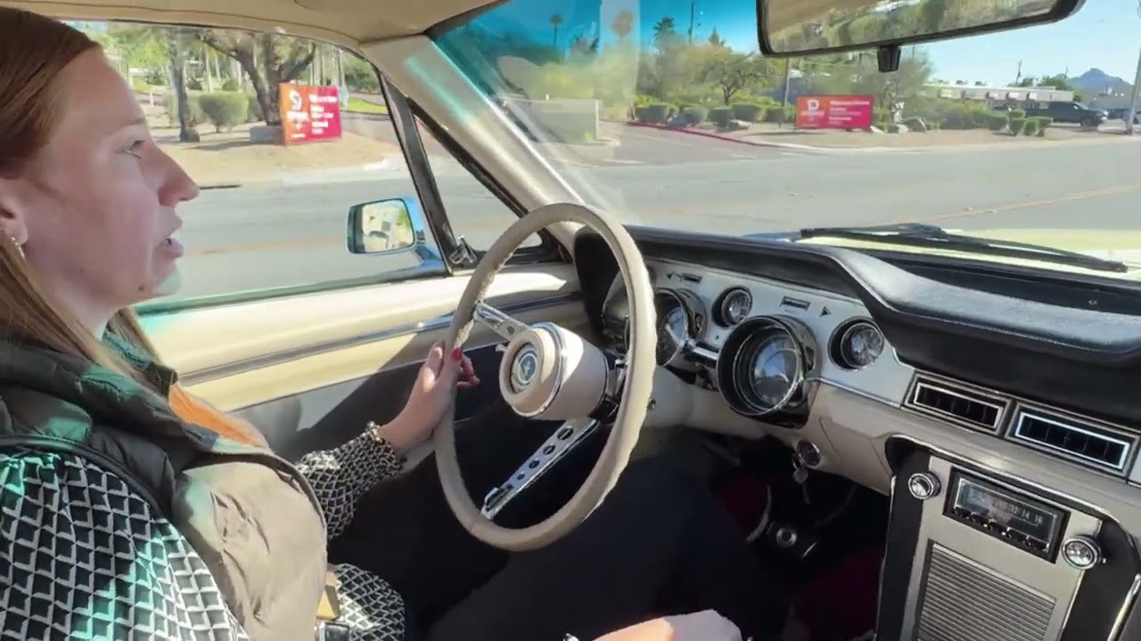 Ford Mustang Fastback 1967 года: за рулём — воплощение американского маслкара.