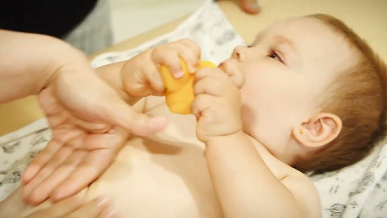 Малыш получает удовольствие от массажа в Babyon