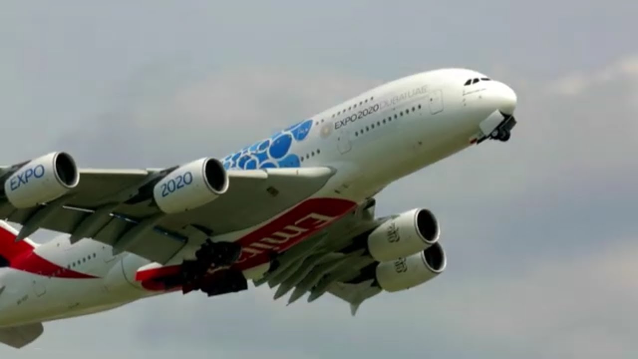 Emirates Airbus A380 Und Startende Flugzeuge Und Landende Flugzeuge Auf Flughafen Dusseldorf Youtube