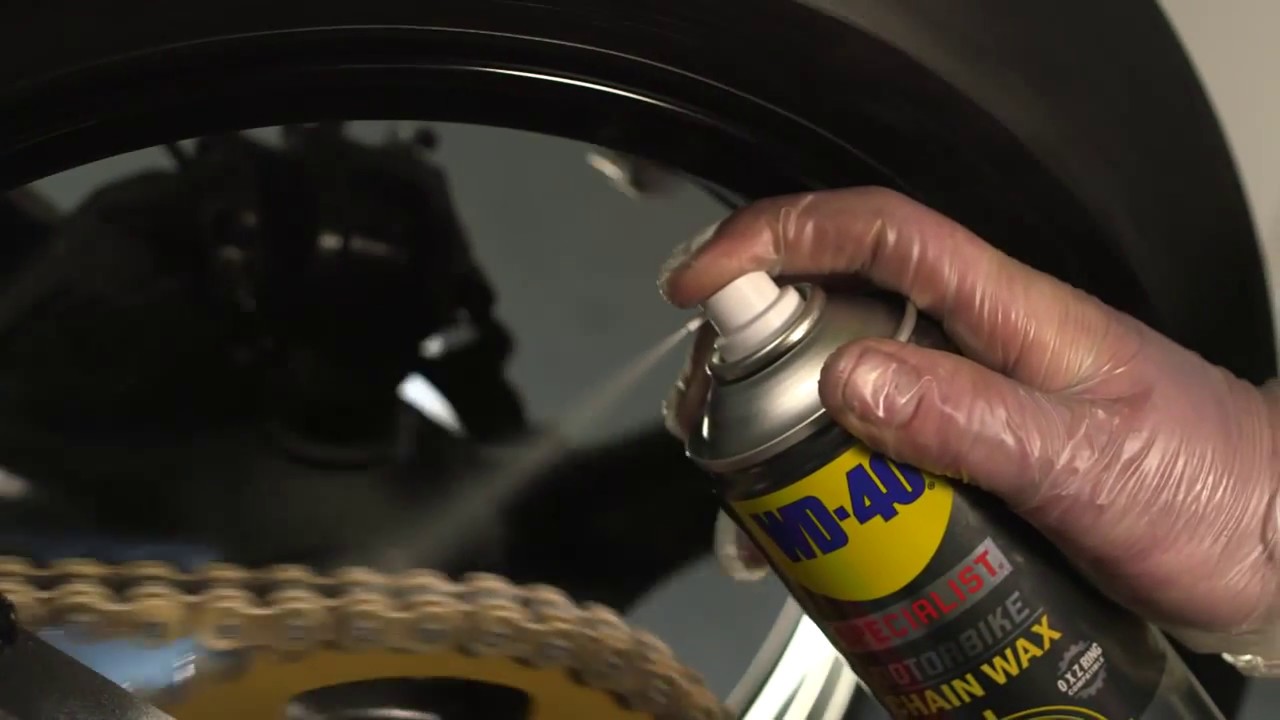 Comment graisser sa chaîne de moto avec la Graisse Chaîne WD-40 Specialist  Moto ? 