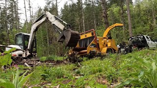 Feeding BC1000xl with excavator