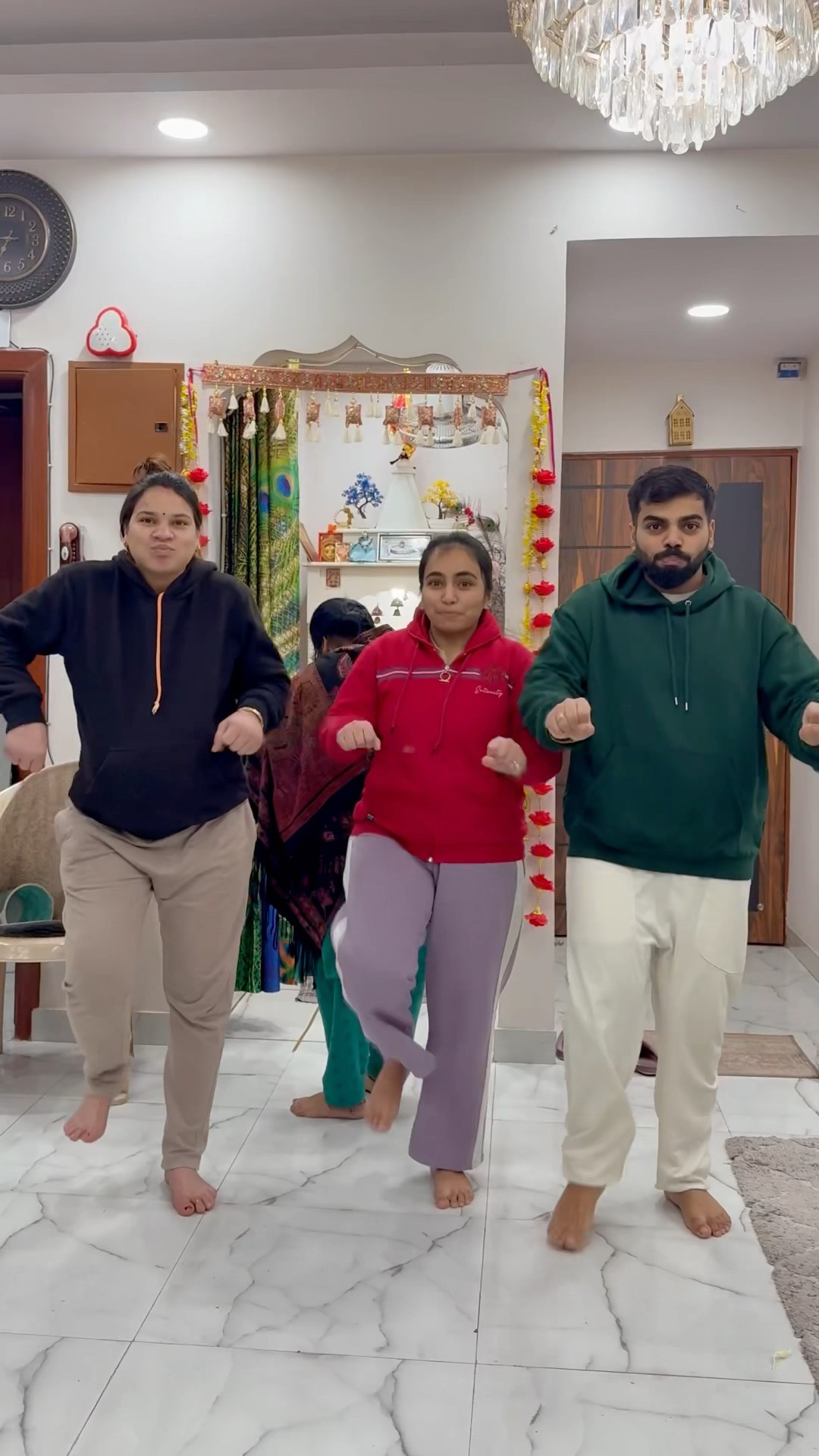 Gaurav or family dekho kiske saath dance kar rahe #shorts #youtubeshorts #gauravaroravlogs