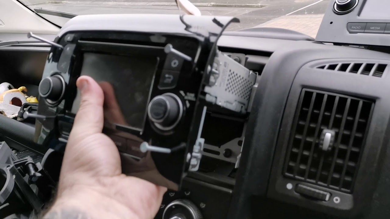 Fiat Ducato Radio Ausbauen