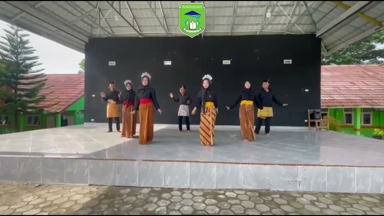 Tari kereasi  SMA N 2 Kota agung.. Guru pembimbing:ika patmawati S. Pd. Gr