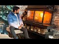 Burak Özçivit junto a la chimenea