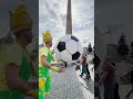 فوزي موزي في ساحة الشعب بروما 🇮🇹 | طبطب الطابة ⚽