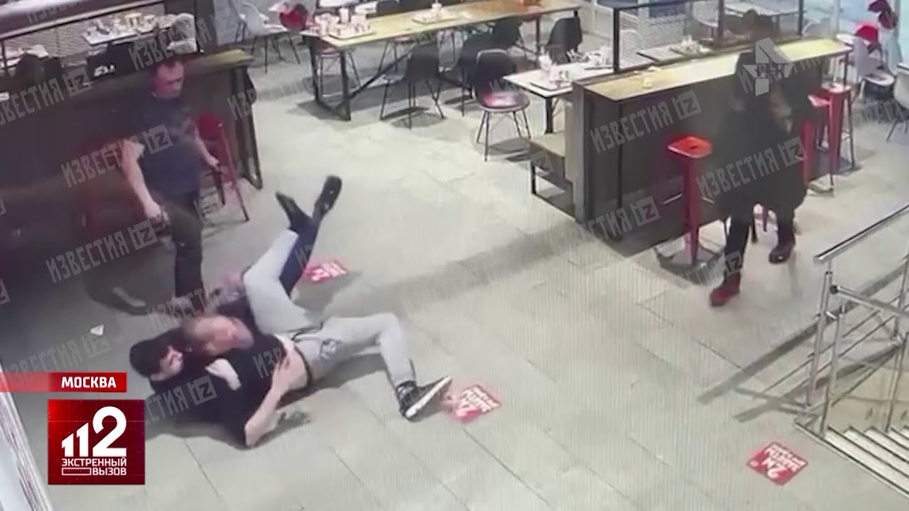 Пьяный пытался зарубить топором друзей в кафе