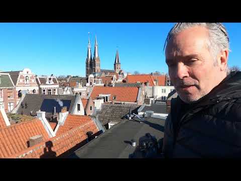 Fred Tokkie inspecteert een dak van een monumentaal pand