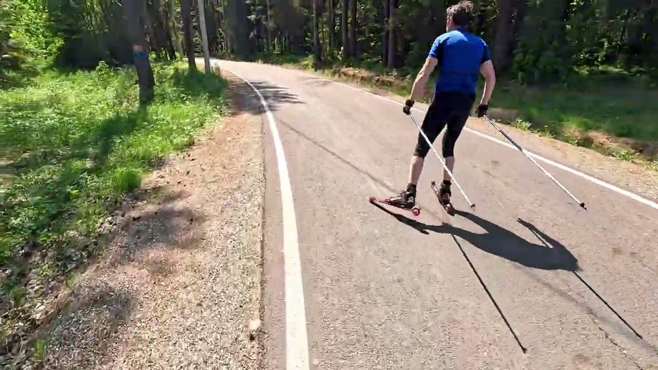 Покатал лыжероллеры с оператором:)