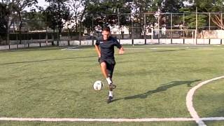 Drible: Elástico no ar / Ronaldinho air elastico (Football skills).