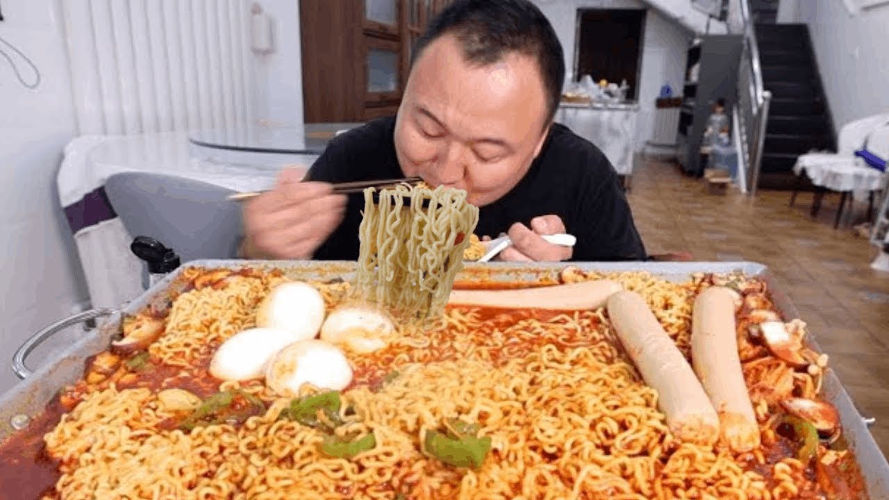 A-Qiang tears into a pot of steamed instant noodles. The slurping is ASMR-level satisfying!