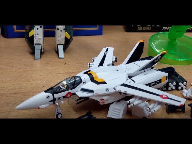 KO Valkyrie Factory VF-1S Arcadia Roy Fokker Skull One class=