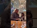 سمو الشيخ محمد بن زايد يتواجد في أحد المطاعم تم مقابلت الطفله قمه من التواضع 