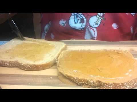 Come fare un panino al burro di arachidi e miele. :)