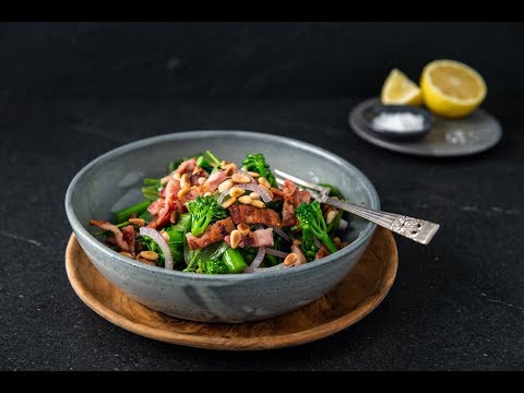 Video: Fresh Vegetable Salad With Bacon And Pine Nuts