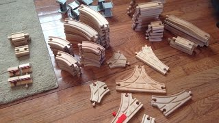 How to build a Thomas and Friends Wooden Railway layout with a 3-year-old How to build a Thomas Wooden Railway layout using basic track pieces and lots of imagination. Step 1: Organize your track.