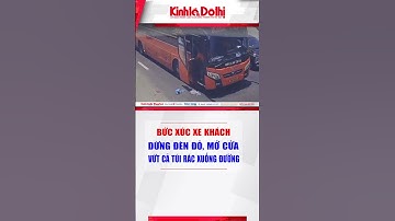 Bức xúc xe khách dừng đèn đỏ, mở cửa và vứt cả túi rác xuống đường