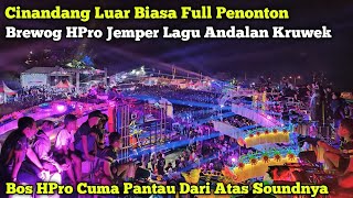 Brewog and HPro Jemper's signature song, Kruwek, is extraordinary in a field full of spectators.