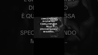 L'unica persona che mi fido è quella riflessa nello specchio quando mi guardo!