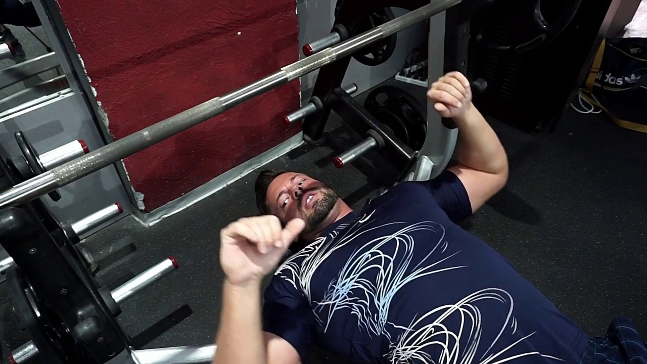 הסבר על תרגיל לחיצת חזה כנגד מוט