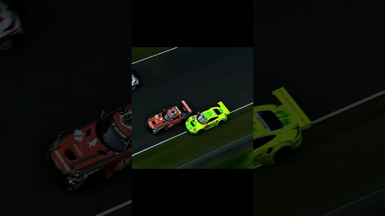 Это Кевин Эстре, который обгоняет Себастьяна Феттеля на траве во время гонки на Нюрбургринге.