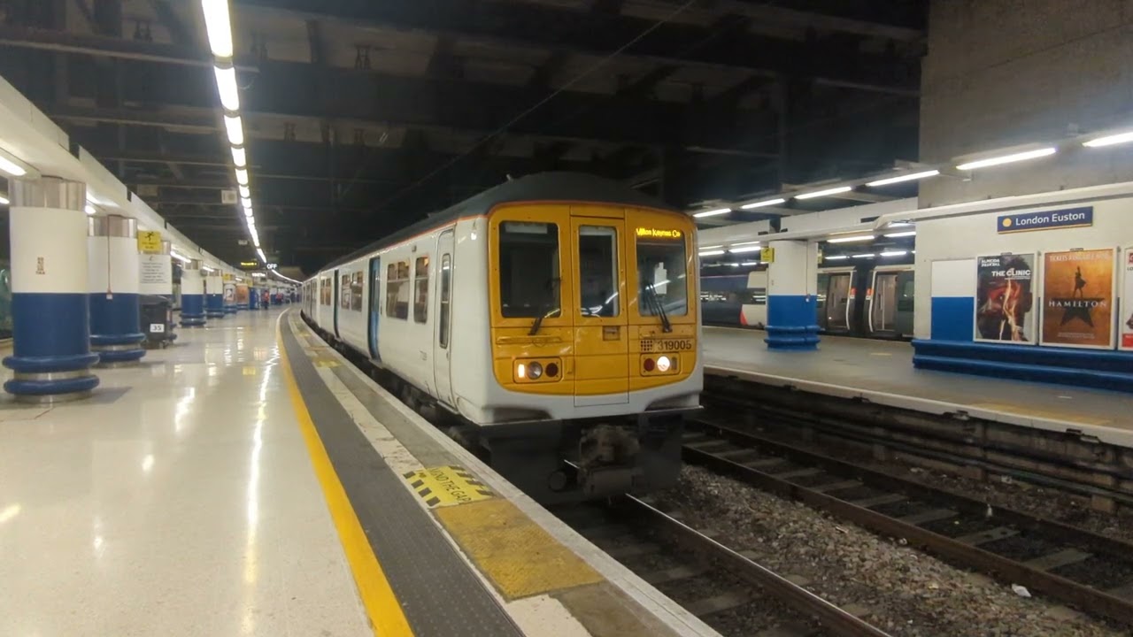 319005 (withdrawn) and 319429 departing Euston 26/08/2022