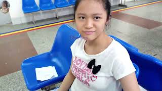 2 Mẹ Con Gia Linh Ngồi Đợi Đến Lượt Khám Răng Cho Gia Linh, Giờ Thì Gia Linh Đã Khám Xong