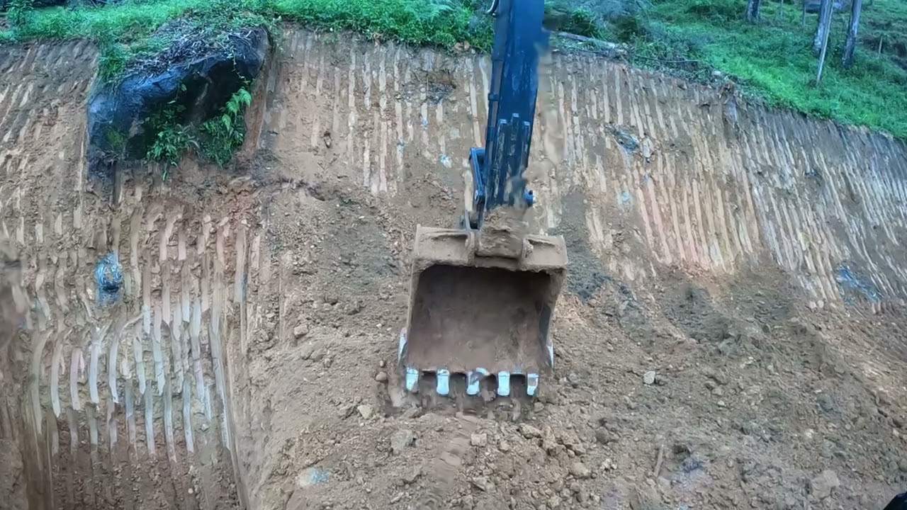 Escavadeira começando lagoa Parte final