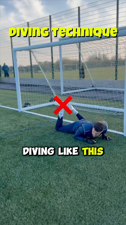 Tips for YOUNG Goalkeepers: Diving Technique #englishfootballer #goalkeeperchallenge #soccer