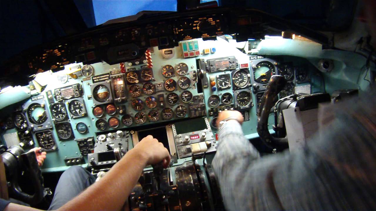 チェコの男が本当に印象的なDC-9のコックピットを作ったけど、彼の動画
