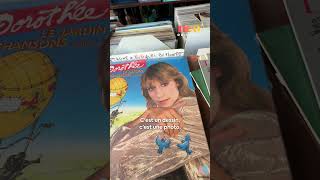 Robert collectionne des vinyles depuis tout petit !