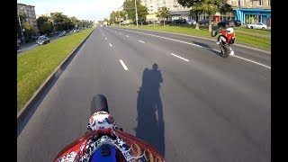 Мотард и спорт на задних (4к). Motard and sport in the wheelie (4k).