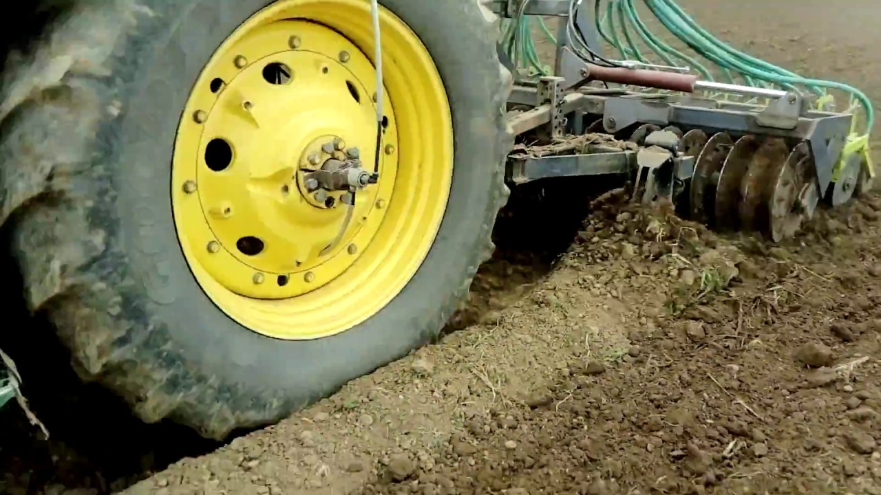Pfluglos im Bioanbau Einebnen Lockern und Ansaat in Einem