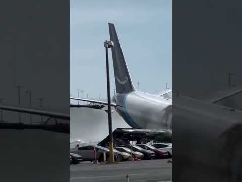 Video Tragedia a Miami: Boeing 767 cargo di Amazon esce di pista, almeno cinque morti e diversi feriti