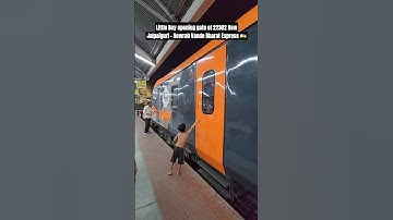 Little Boy opening gate of 22302 New Jalpaiguri - Howrah Vande Bharat Express 🇮🇳