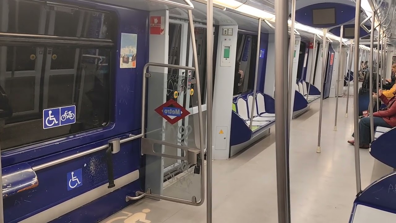 Metro de Madrid: Unidad 9000 monotension Circulando en el tramo  Pinar del Rey - Colombia Línea 8.