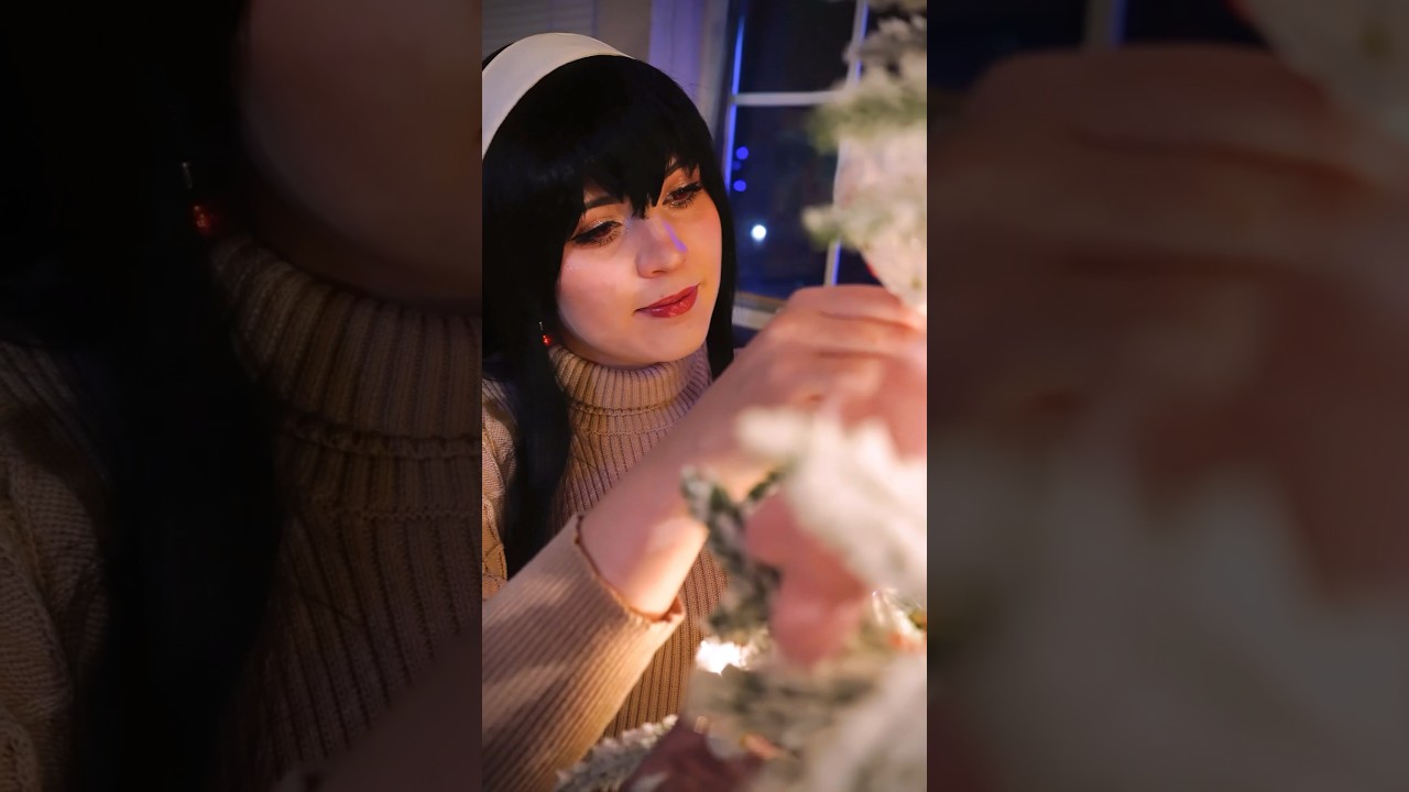 Anya’s POV 🎄🎅 Happy Holidays! #spyxfamily #yorforger #loidforger #yorforgercosplay #cosplay