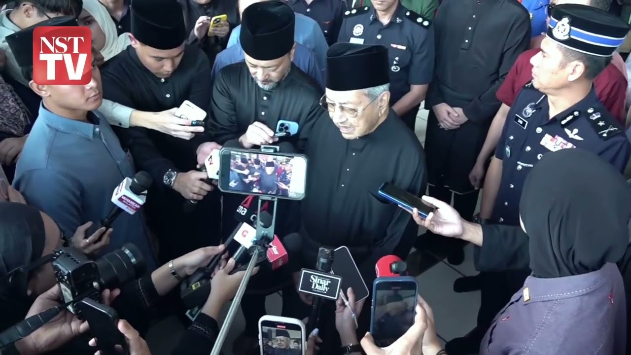 Pak Lah beri contoh baik untuk kita semua  - Dr Mahathir