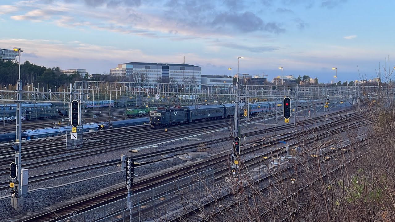 SJ Uppsalapendeln och Arlanda Express möts i Tomteboda - YouTube
