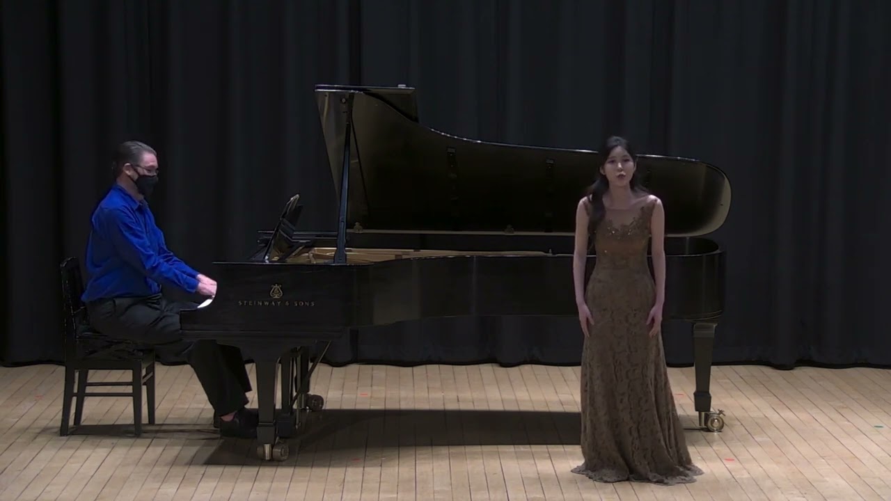 A blackbird singing | Head