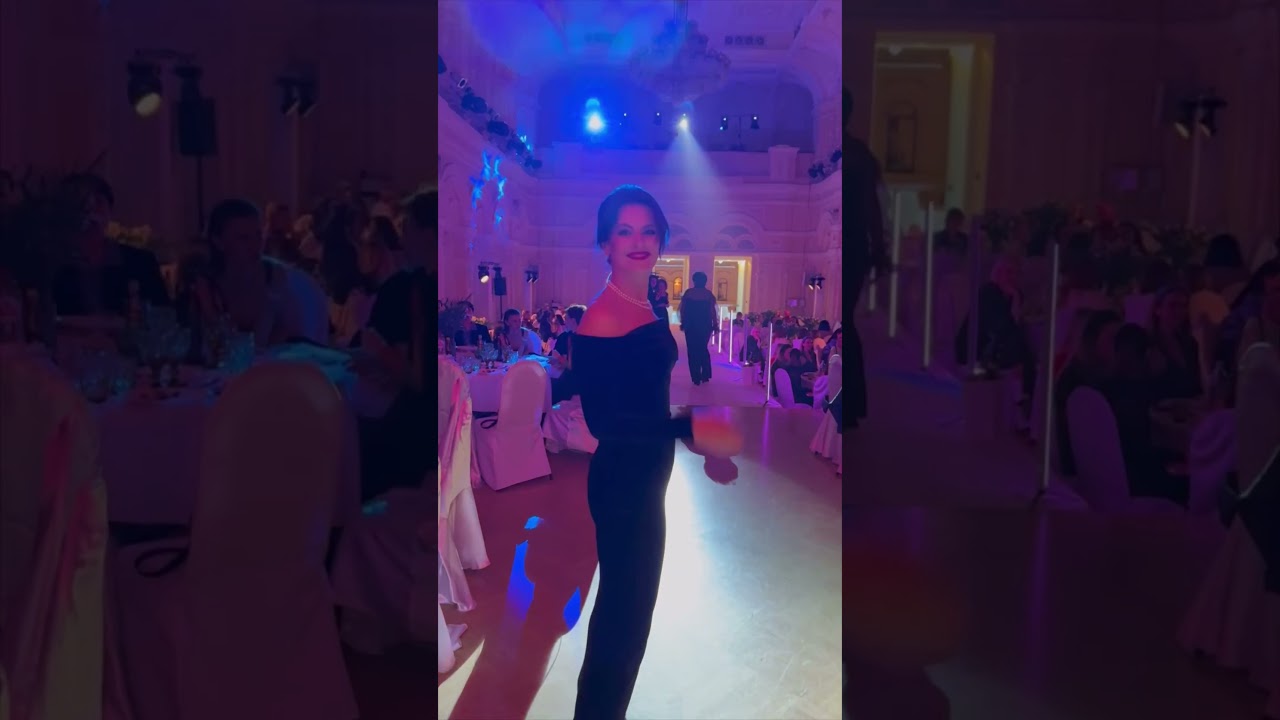 Между нами, девушки, под платьем спрятался корсет «secret form». 💋 Незаменим для подобных выходов!