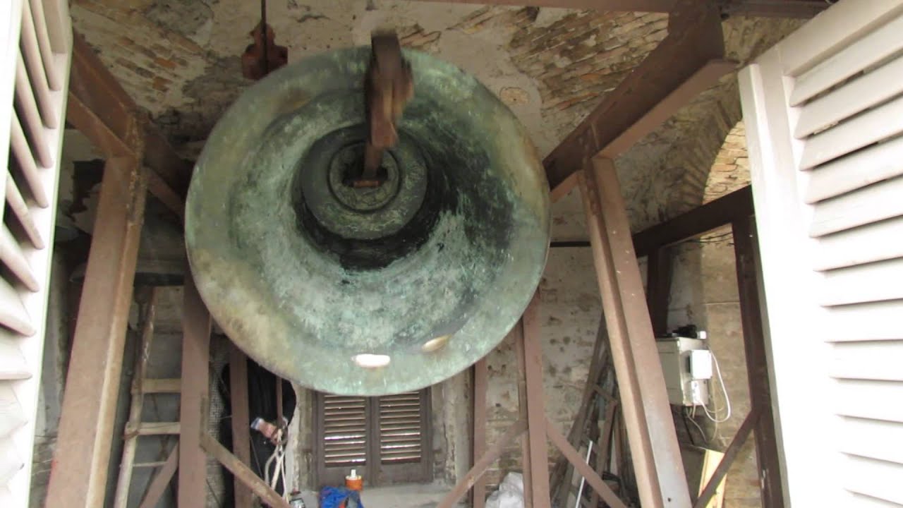 CEGLÉD (H) - A Szent Kereszt templom nagyharangja / Die Große Glocke der Kreuzkirche