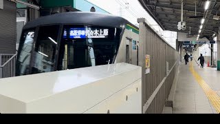 「列車番号が27S！」東京メトロ16000系16020F編成が当駅始発各駅停車代々木上原行きとして綾瀬駅2・3番線をに到着するシーン