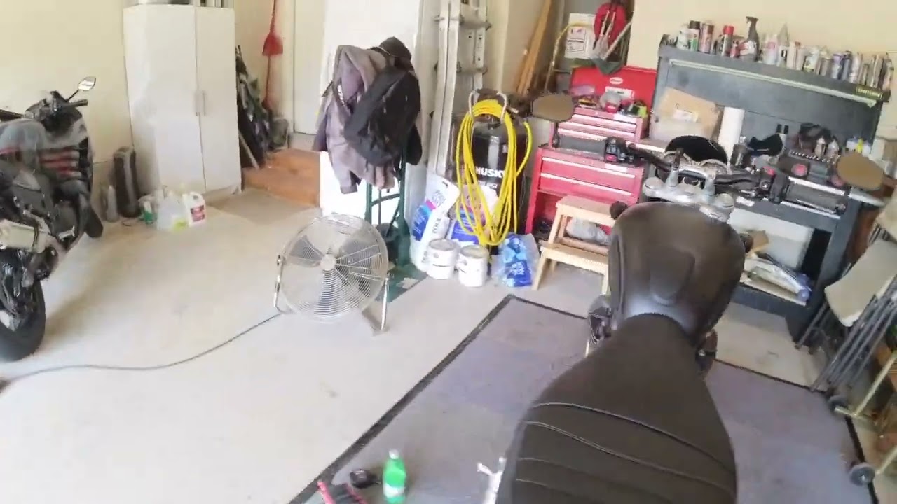 Гараж Дэйва - Снятие адсорбера системы EVAP на мотоцикле Triumph Speed ​​Twin 2022 года.